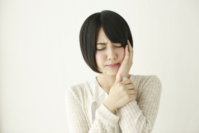 無意識の癖で顎に負担がかかっていることも